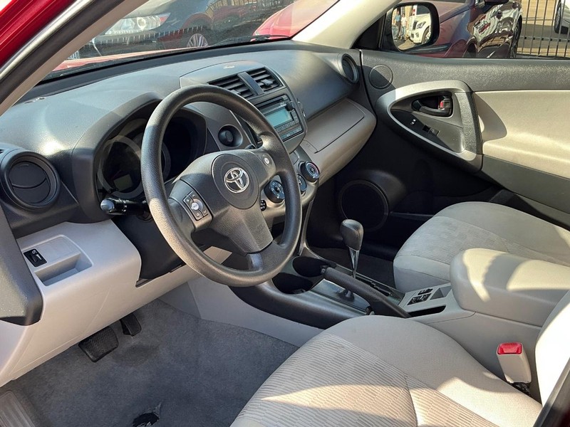 Toyota RAV4 Vehicle Full-screen Gallery Image 07