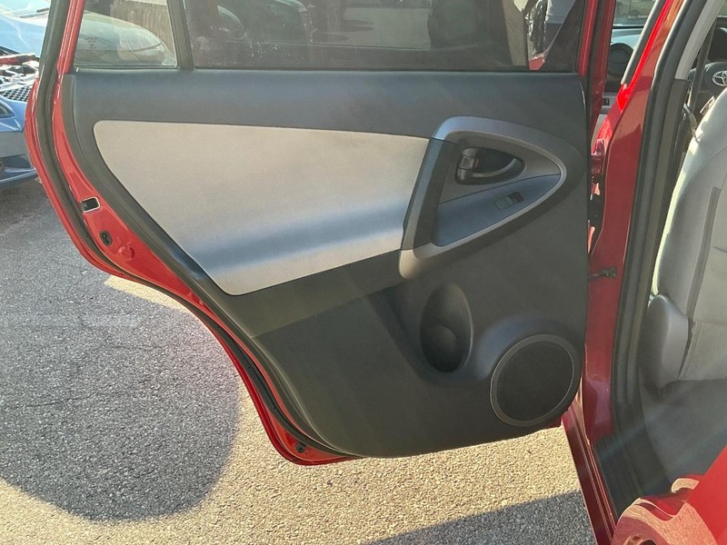 Toyota RAV4 Vehicle Full-screen Gallery Image 08