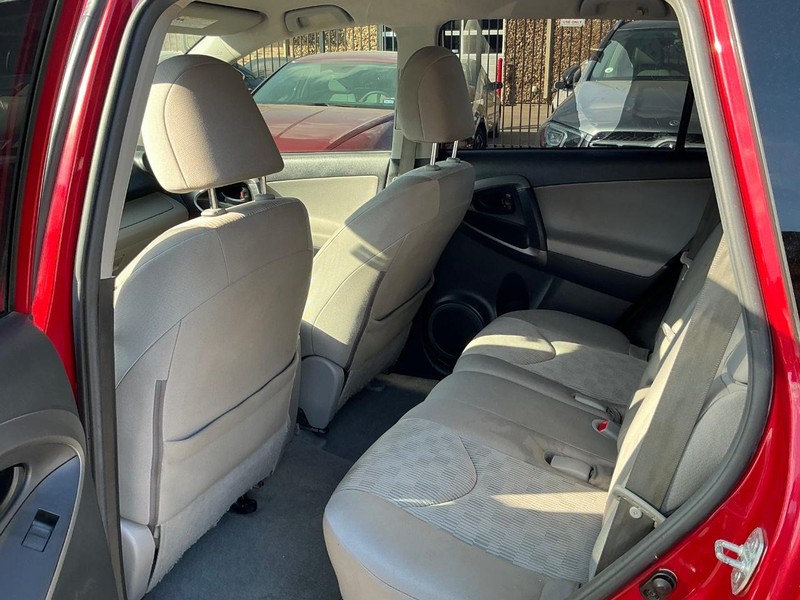 Toyota RAV4 Vehicle Full-screen Gallery Image 09