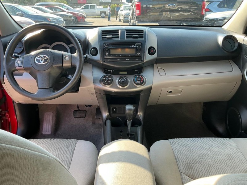 Toyota RAV4 Vehicle Full-screen Gallery Image 11