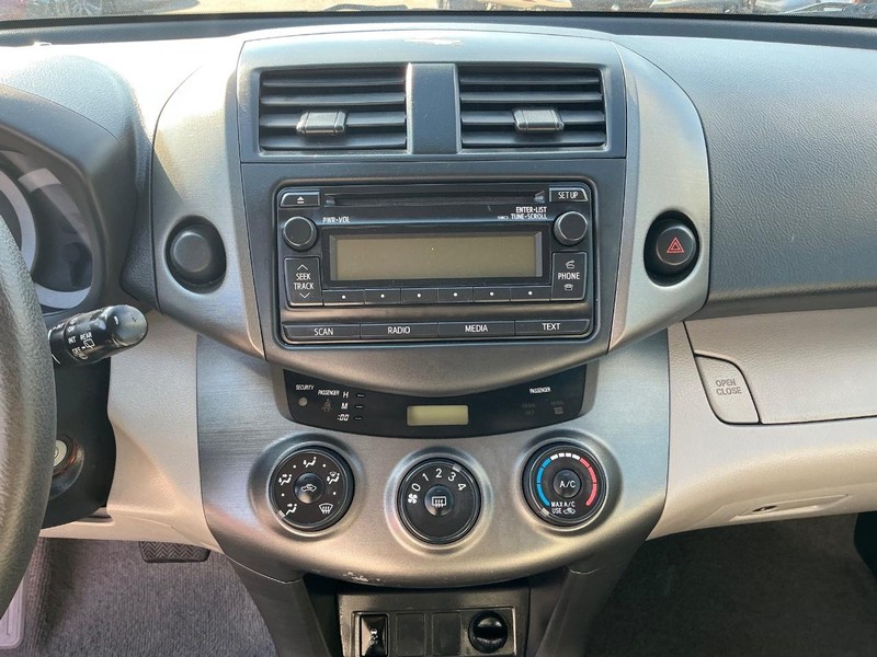 Toyota RAV4 Vehicle Full-screen Gallery Image 12