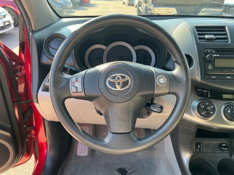 Toyota RAV4 Vehicle Full-screen Gallery Image 13