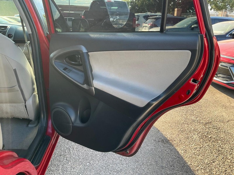 Toyota RAV4 Vehicle Full-screen Gallery Image 14