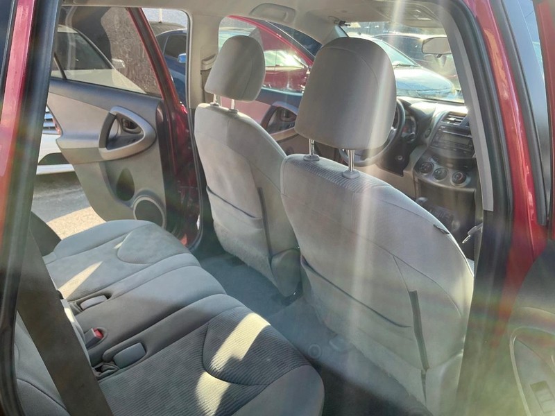 Toyota RAV4 Vehicle Full-screen Gallery Image 16