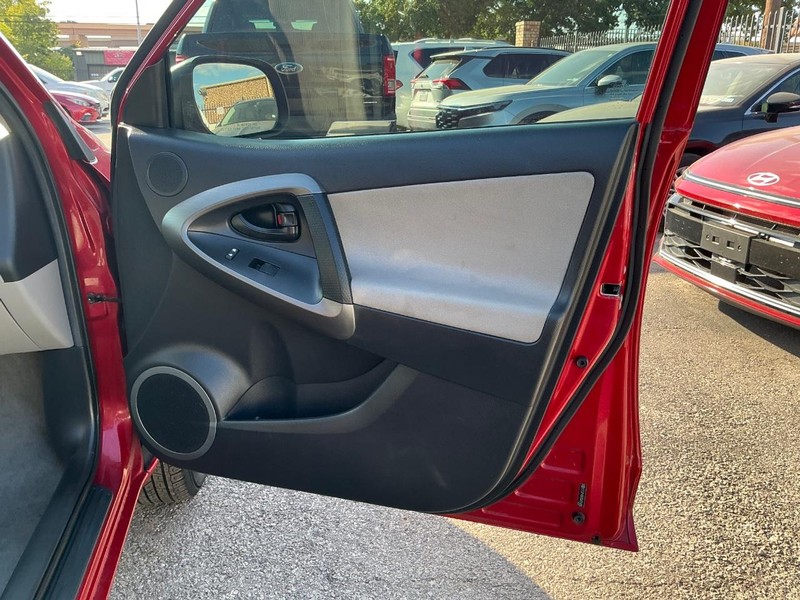 Toyota RAV4 Vehicle Full-screen Gallery Image 17