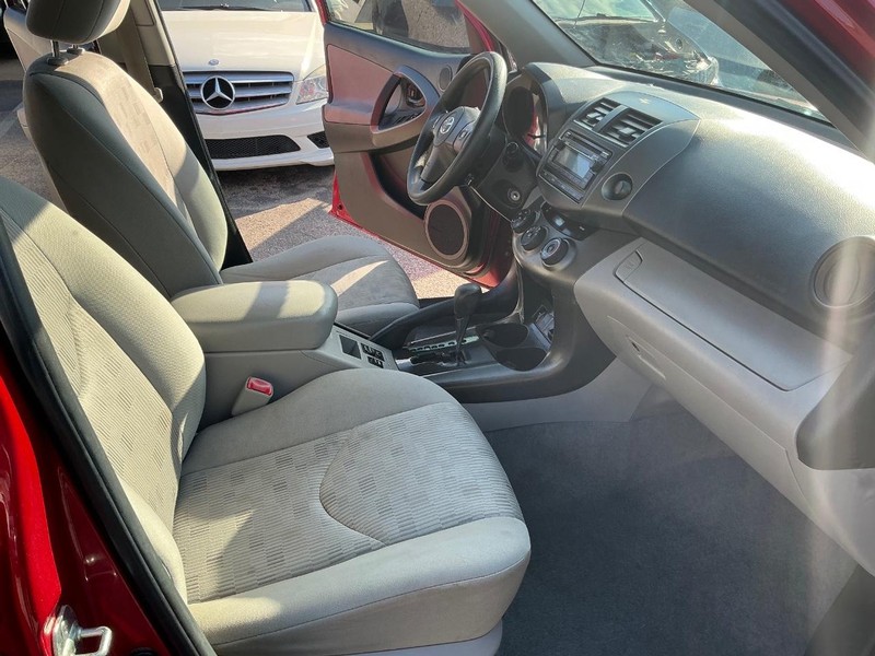 Toyota RAV4 Vehicle Full-screen Gallery Image 18