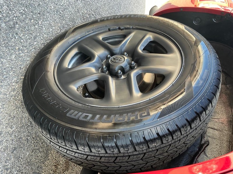 Toyota RAV4 Vehicle Full-screen Gallery Image 21