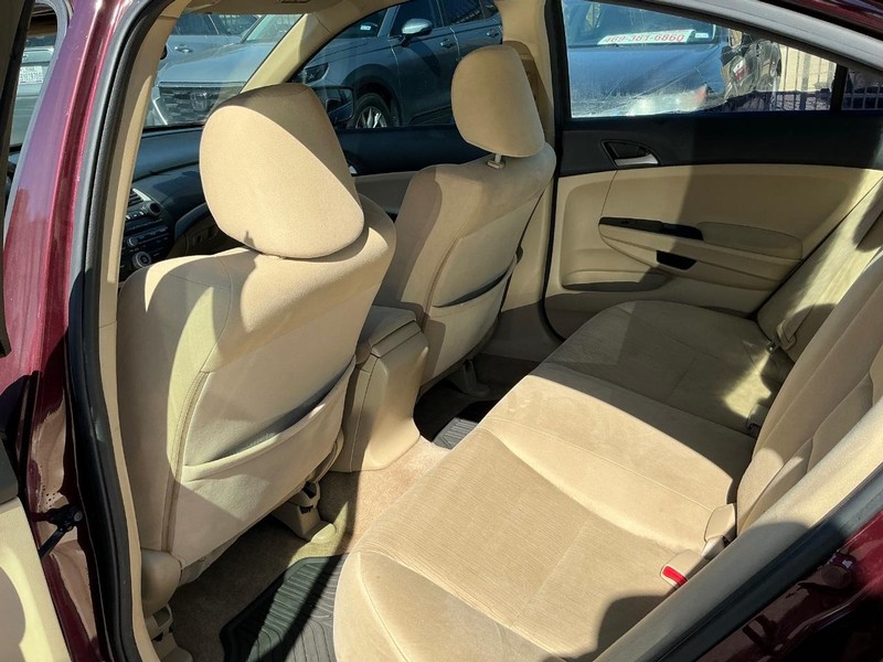 Honda Accord Sedan Vehicle Full-screen Gallery Image 11