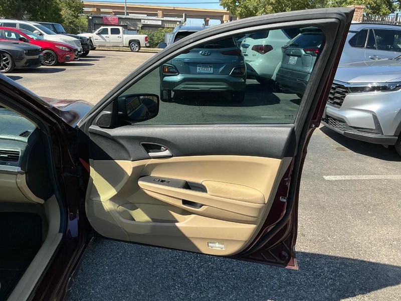 Honda Accord Sedan Vehicle Full-screen Gallery Image 17