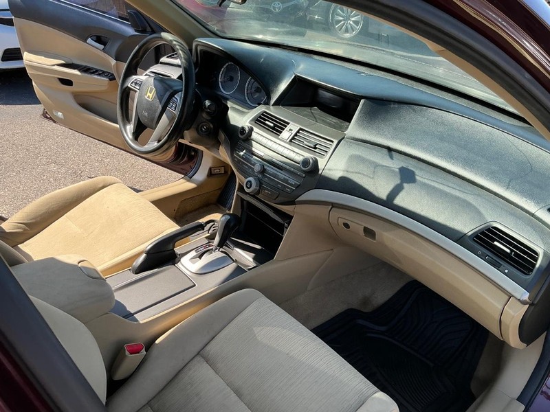 Honda Accord Sedan Vehicle Full-screen Gallery Image 18