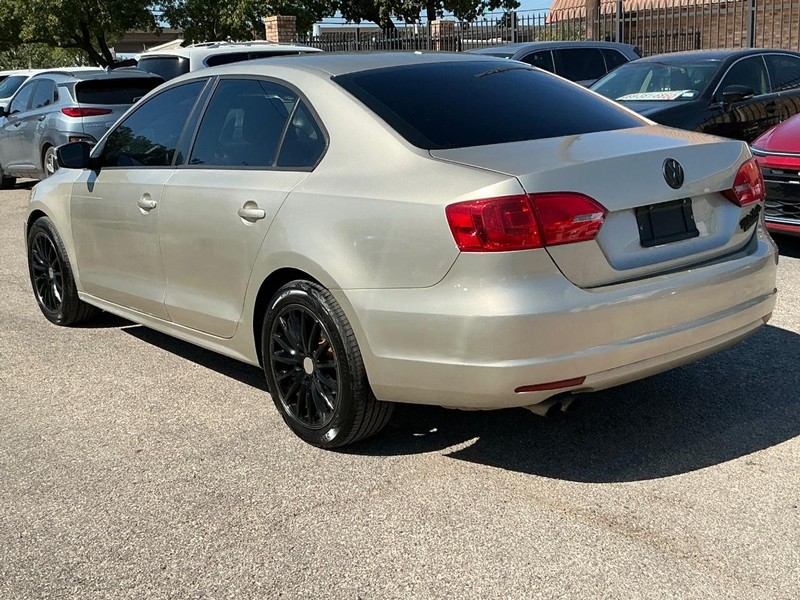 Volkswagen Jetta Sedan Vehicle Full-screen Gallery Image 02