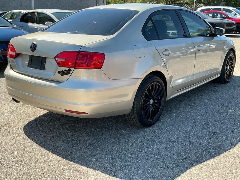 Volkswagen Jetta Sedan Vehicle Full-screen Gallery Image 03