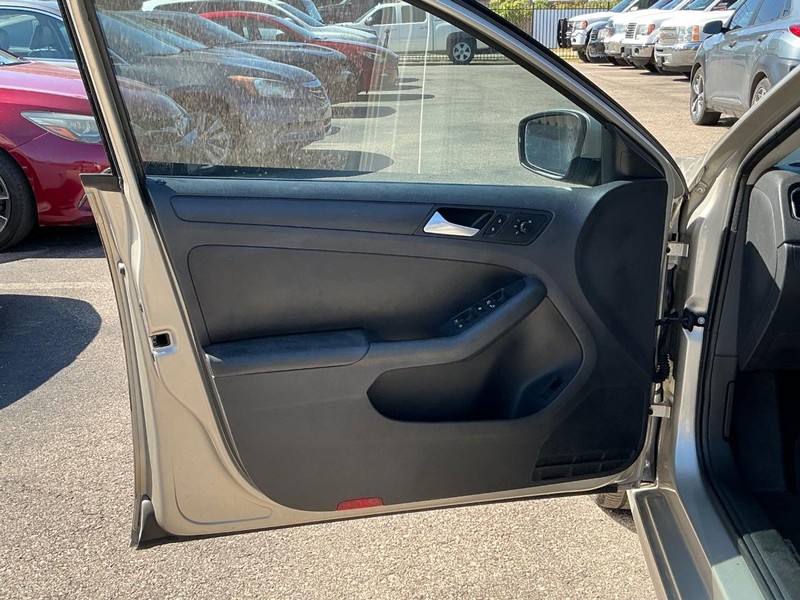 Volkswagen Jetta Sedan Vehicle Full-screen Gallery Image 06