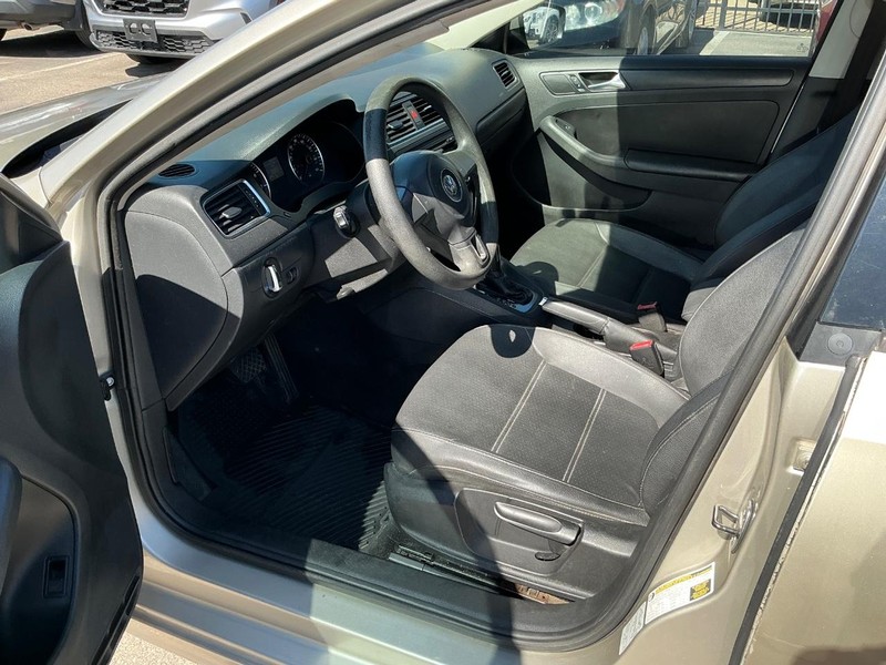Volkswagen Jetta Sedan Vehicle Full-screen Gallery Image 07