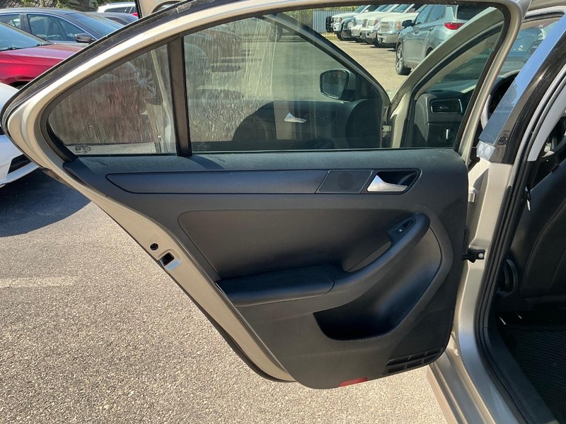 Volkswagen Jetta Sedan Vehicle Full-screen Gallery Image 08