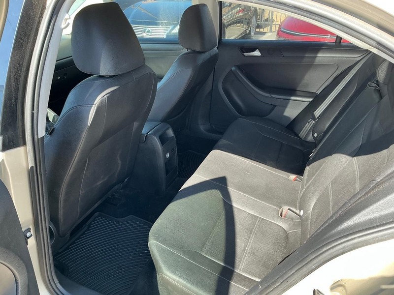 Volkswagen Jetta Sedan Vehicle Full-screen Gallery Image 09