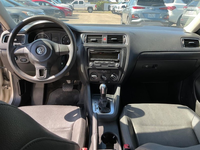 Volkswagen Jetta Sedan Vehicle Full-screen Gallery Image 11