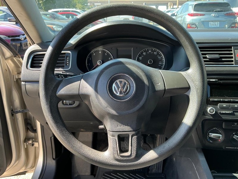 Volkswagen Jetta Sedan Vehicle Full-screen Gallery Image 13