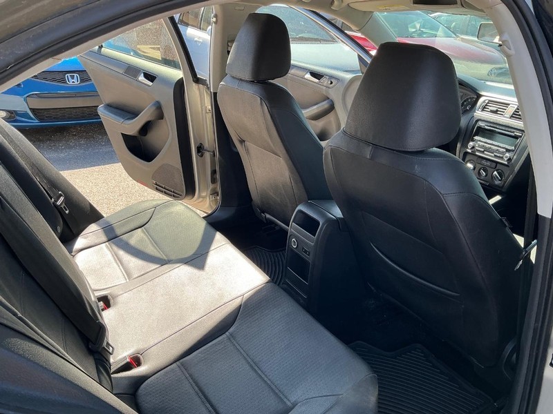 Volkswagen Jetta Sedan Vehicle Full-screen Gallery Image 16