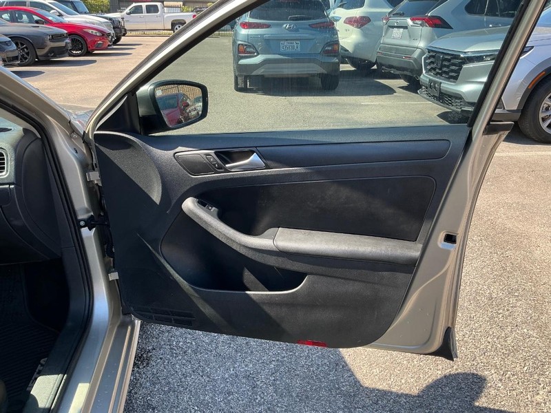 Volkswagen Jetta Sedan Vehicle Full-screen Gallery Image 17