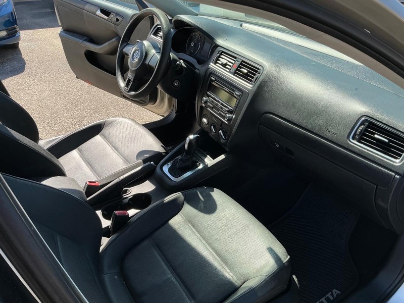 Volkswagen Jetta Sedan Vehicle Full-screen Gallery Image 18