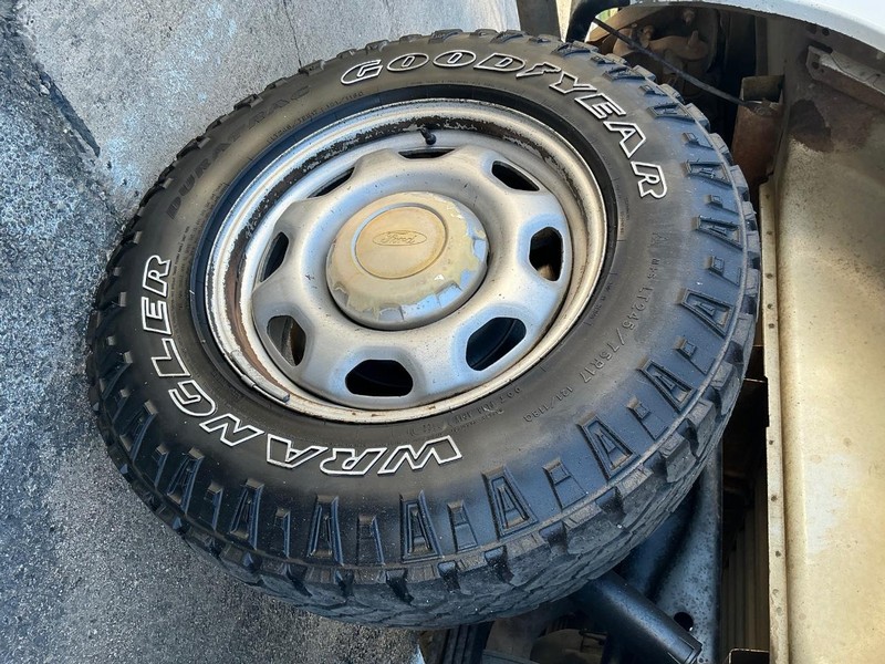 Ford F-150 Vehicle Full-screen Gallery Image 18