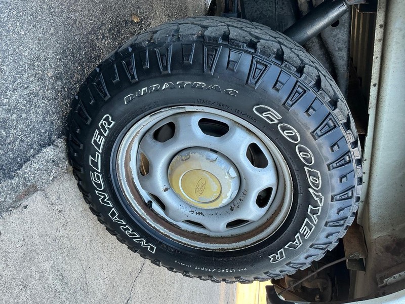 Ford F-150 Vehicle Full-screen Gallery Image 19