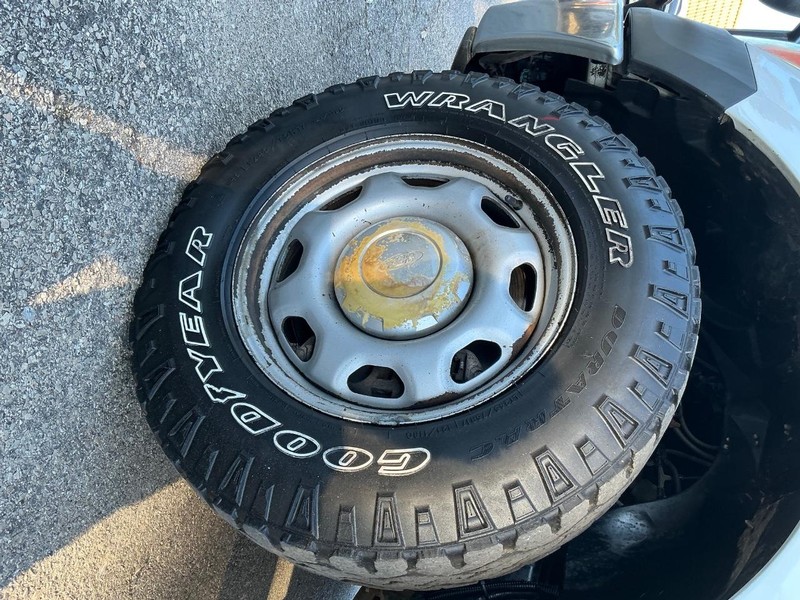 Ford F-150 Vehicle Full-screen Gallery Image 21