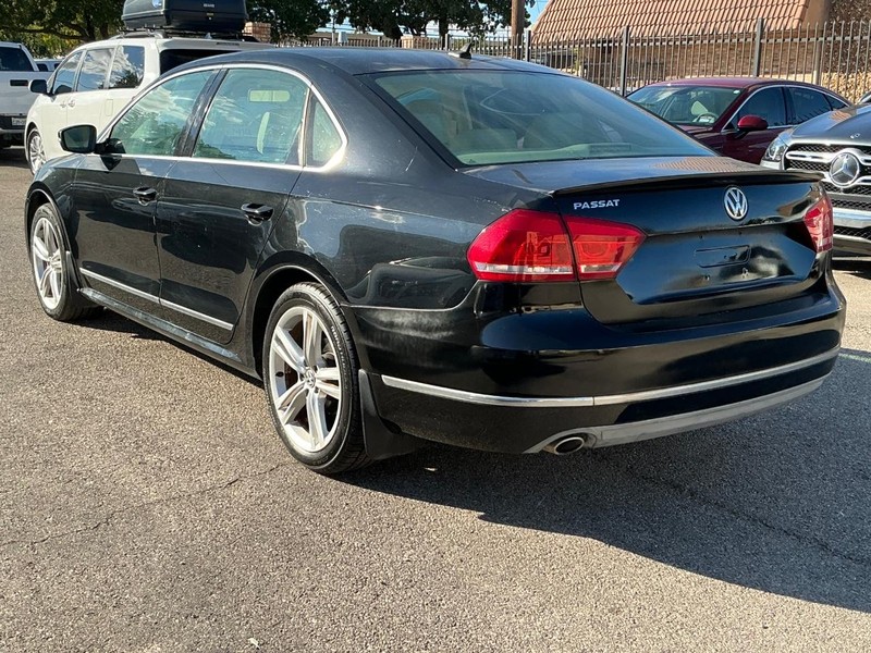 Volkswagen Passat Vehicle Full-screen Gallery Image 02