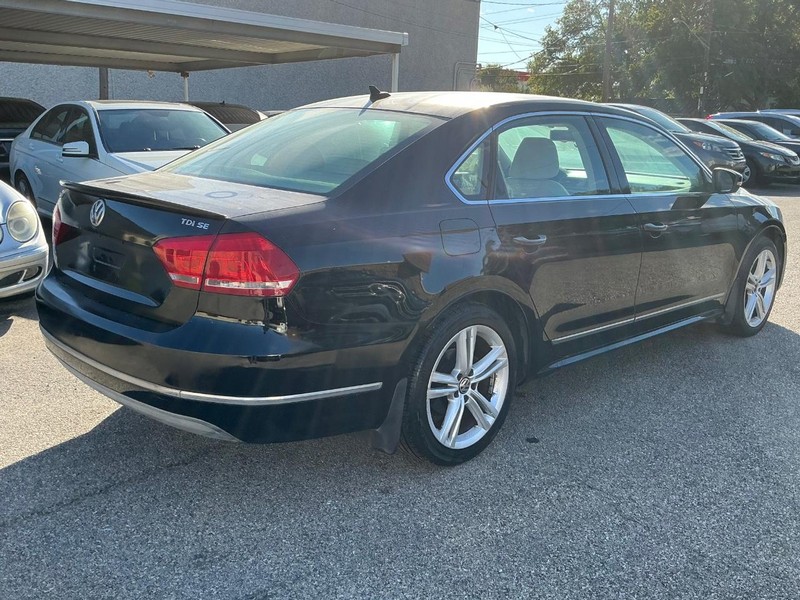 Volkswagen Passat Vehicle Full-screen Gallery Image 03