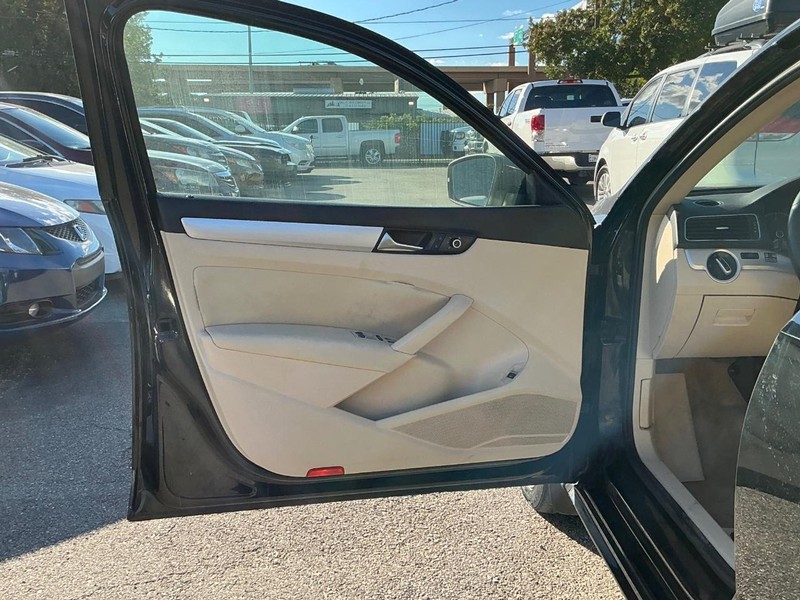 Volkswagen Passat Vehicle Full-screen Gallery Image 06