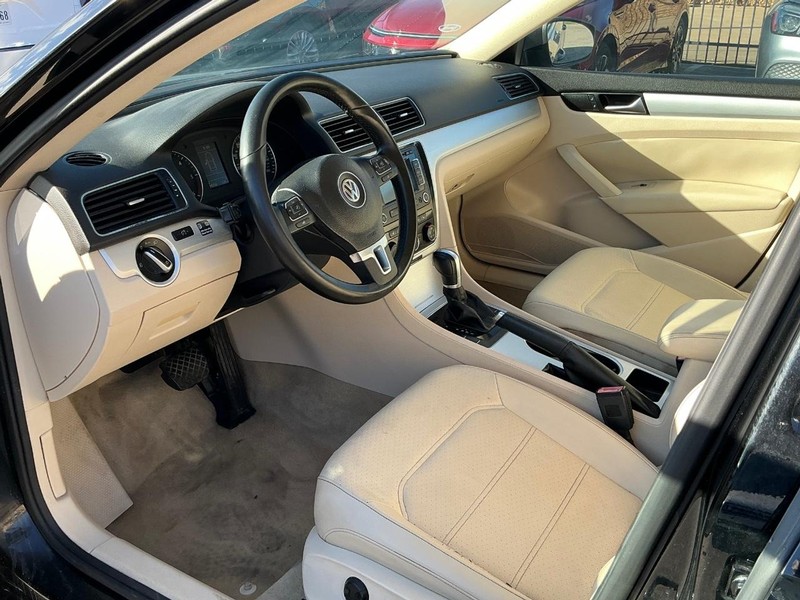 Volkswagen Passat Vehicle Full-screen Gallery Image 07