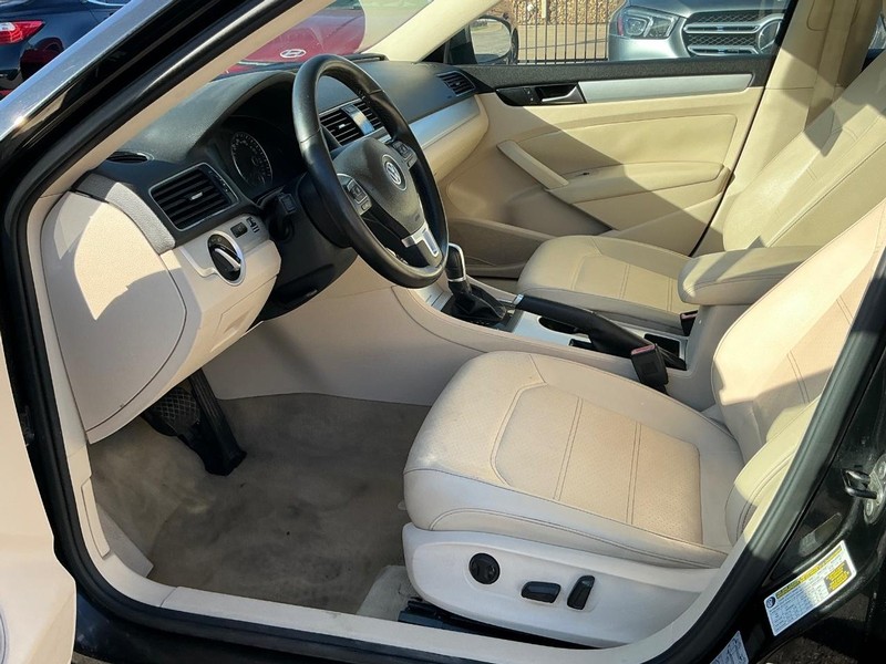 Volkswagen Passat Vehicle Full-screen Gallery Image 08