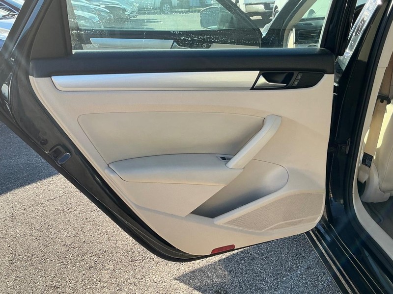 Volkswagen Passat Vehicle Full-screen Gallery Image 09