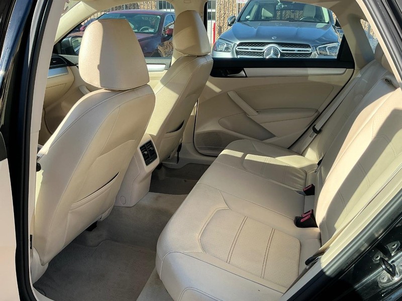 Volkswagen Passat Vehicle Full-screen Gallery Image 11