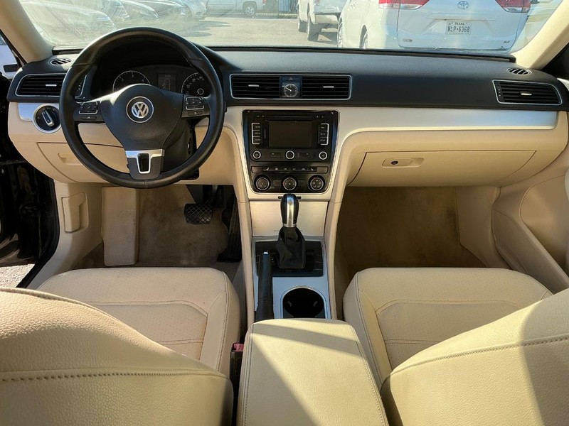 Volkswagen Passat Vehicle Full-screen Gallery Image 12