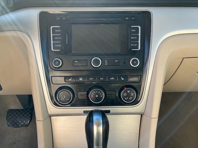 Volkswagen Passat Vehicle Full-screen Gallery Image 13