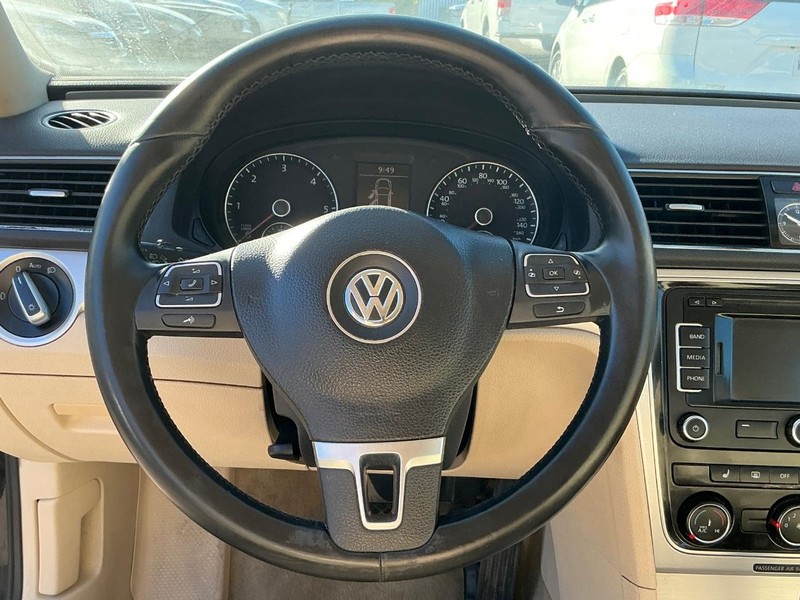 Volkswagen Passat Vehicle Full-screen Gallery Image 14