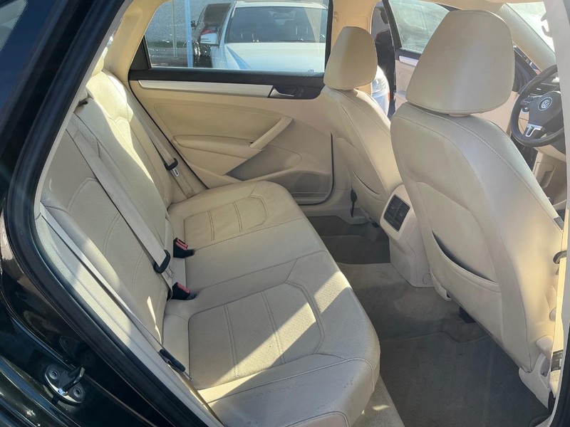 Volkswagen Passat Vehicle Full-screen Gallery Image 17