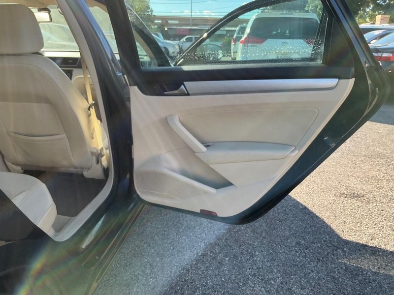 Volkswagen Passat Vehicle Full-screen Gallery Image 18