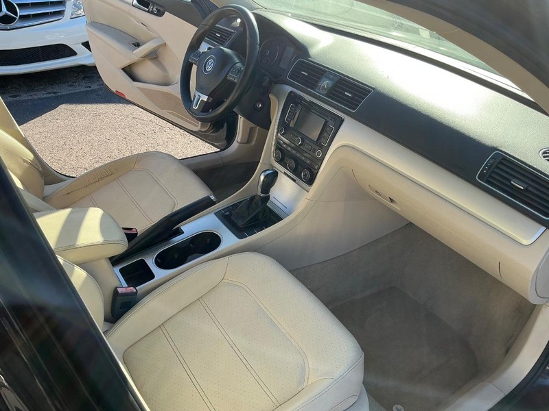 Volkswagen Passat Vehicle Full-screen Gallery Image 19