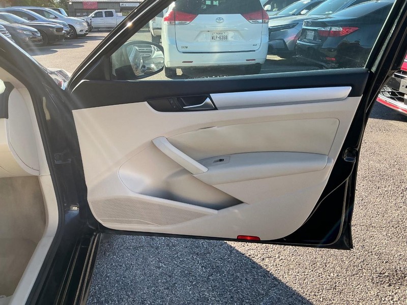 Volkswagen Passat Vehicle Full-screen Gallery Image 21