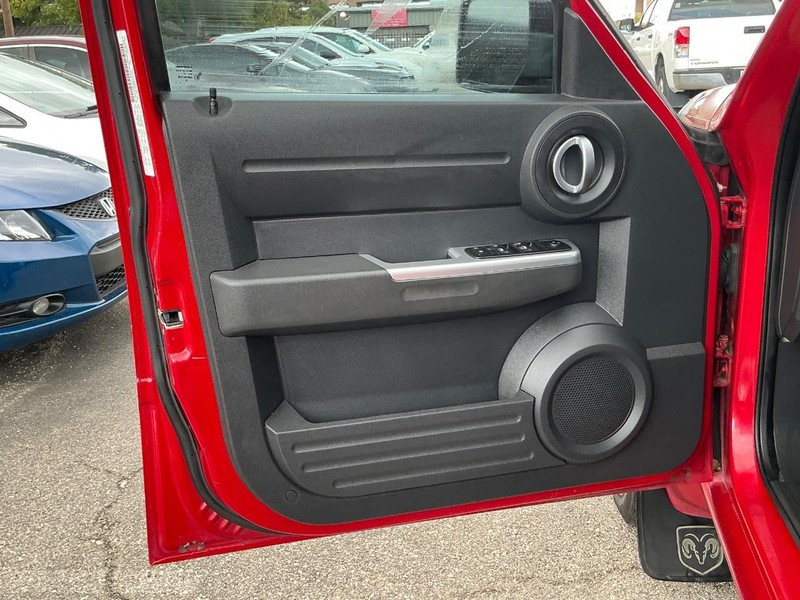 Dodge Nitro Vehicle Full-screen Gallery Image 06