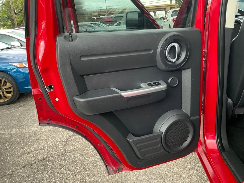 Dodge Nitro Vehicle Full-screen Gallery Image 09