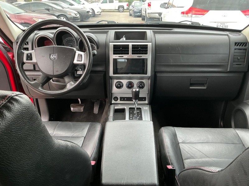 Dodge Nitro Vehicle Full-screen Gallery Image 12