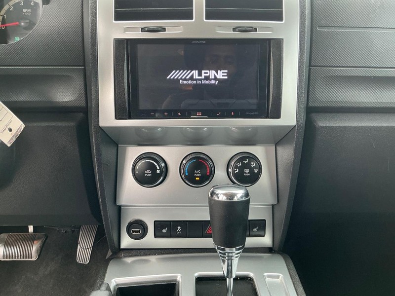 Dodge Nitro Vehicle Full-screen Gallery Image 13