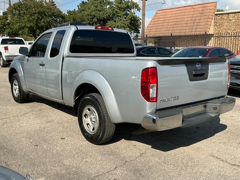 Nissan Frontier Vehicle Full-screen Gallery Image 02