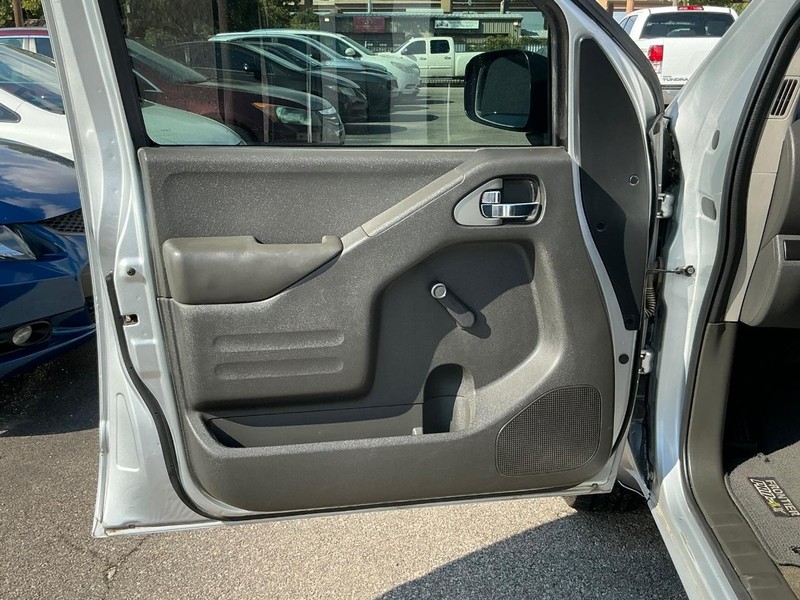 Nissan Frontier Vehicle Full-screen Gallery Image 06