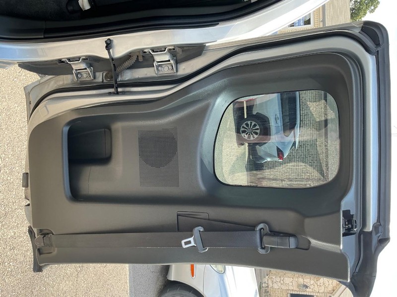 Nissan Frontier Vehicle Full-screen Gallery Image 09