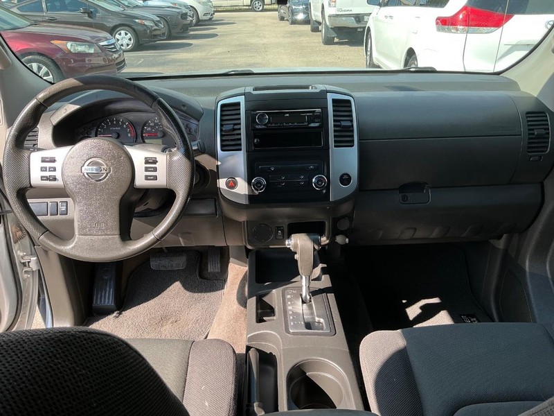 Nissan Frontier Vehicle Full-screen Gallery Image 11